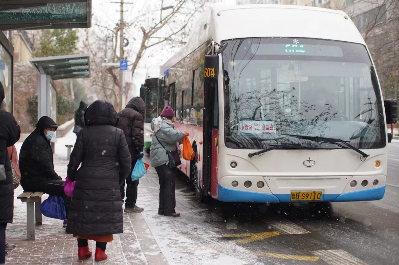 全员值守,凌晨探路,城运控股集团全力保障雪天乘客出行