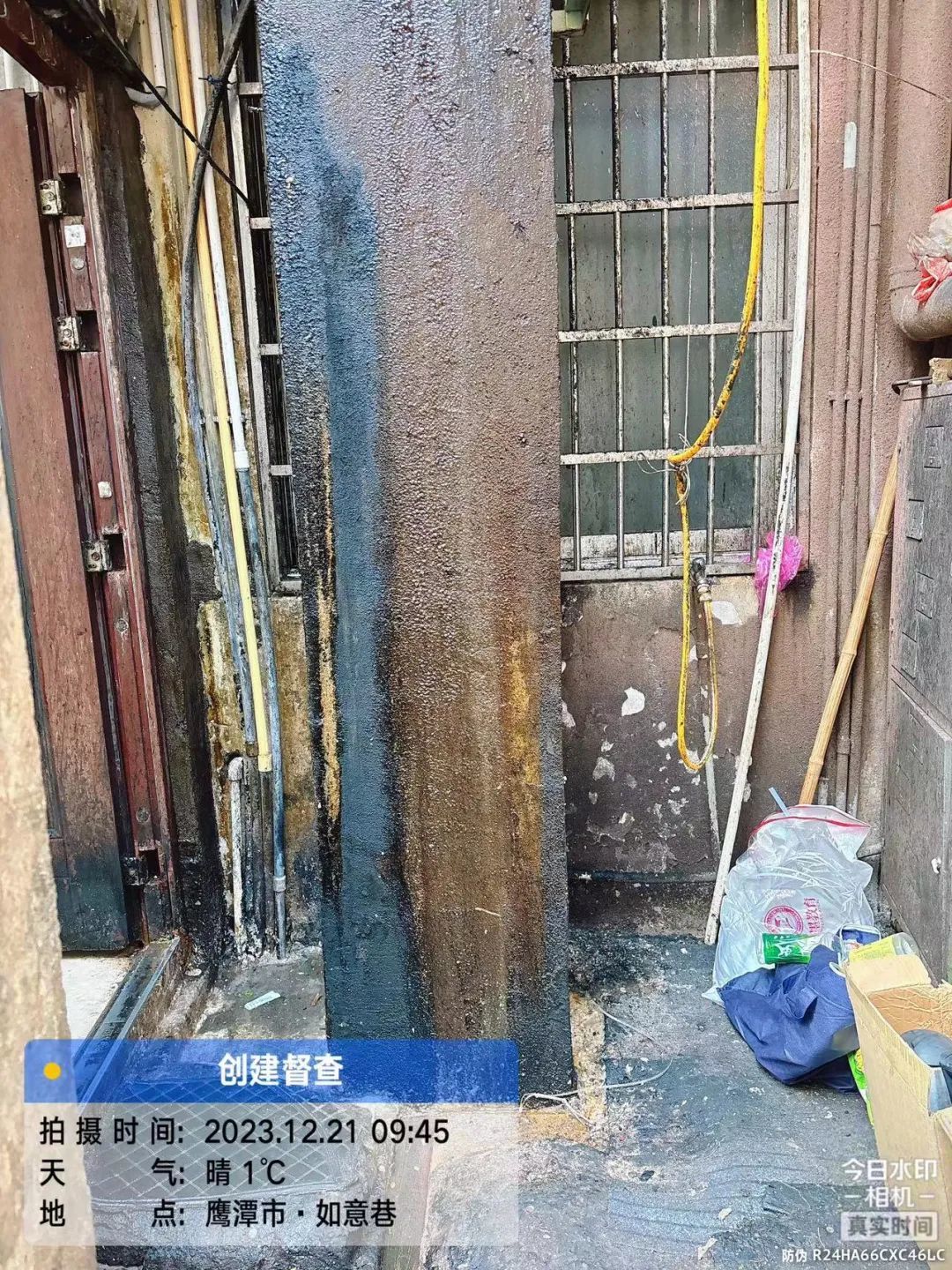 督查曝光！龙虎山景区花语世界灯罩破损 一号停车场杂物乱堆乱放