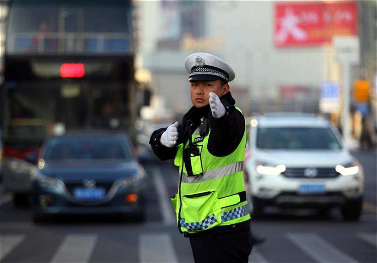 民警上路执勤
