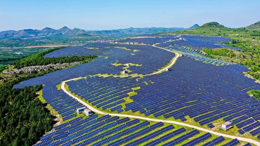 8月10日拍摄的山东省枣庄市山亭区水泉镇光伏发电基地（无人机照片）。新华社记者 郭绪雷 摄