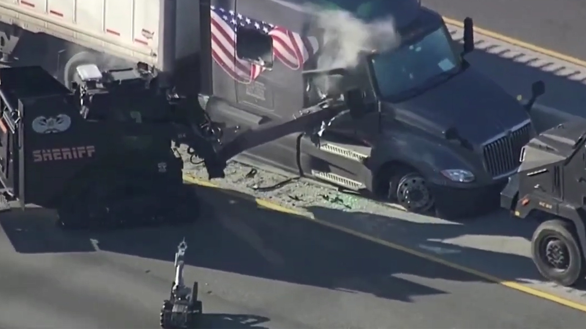 美国一违规卡车司机拒不下车，警察动用装甲撞槌和催泪弹，司机被抓时满脸是血_凤凰网视频_凤凰网