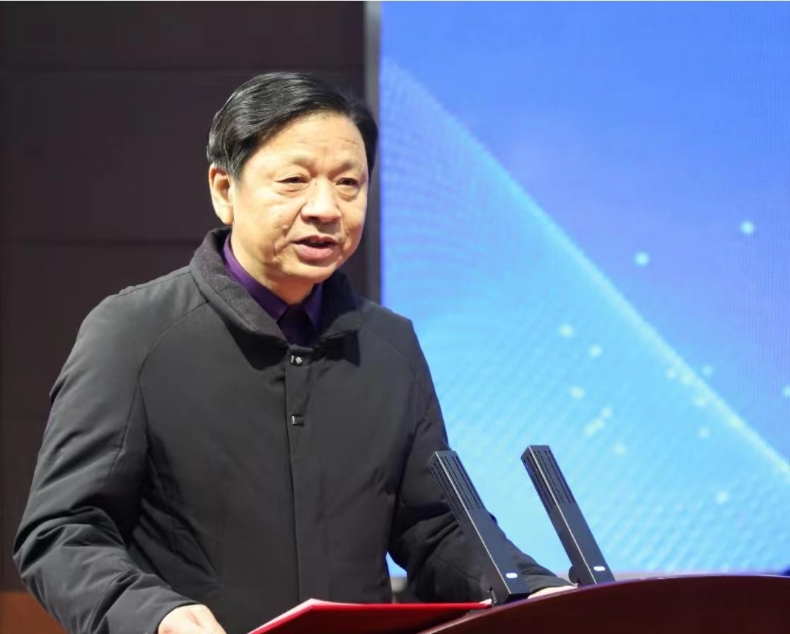 天门职业学院党委副书记鄢爱舫主持签约仪式