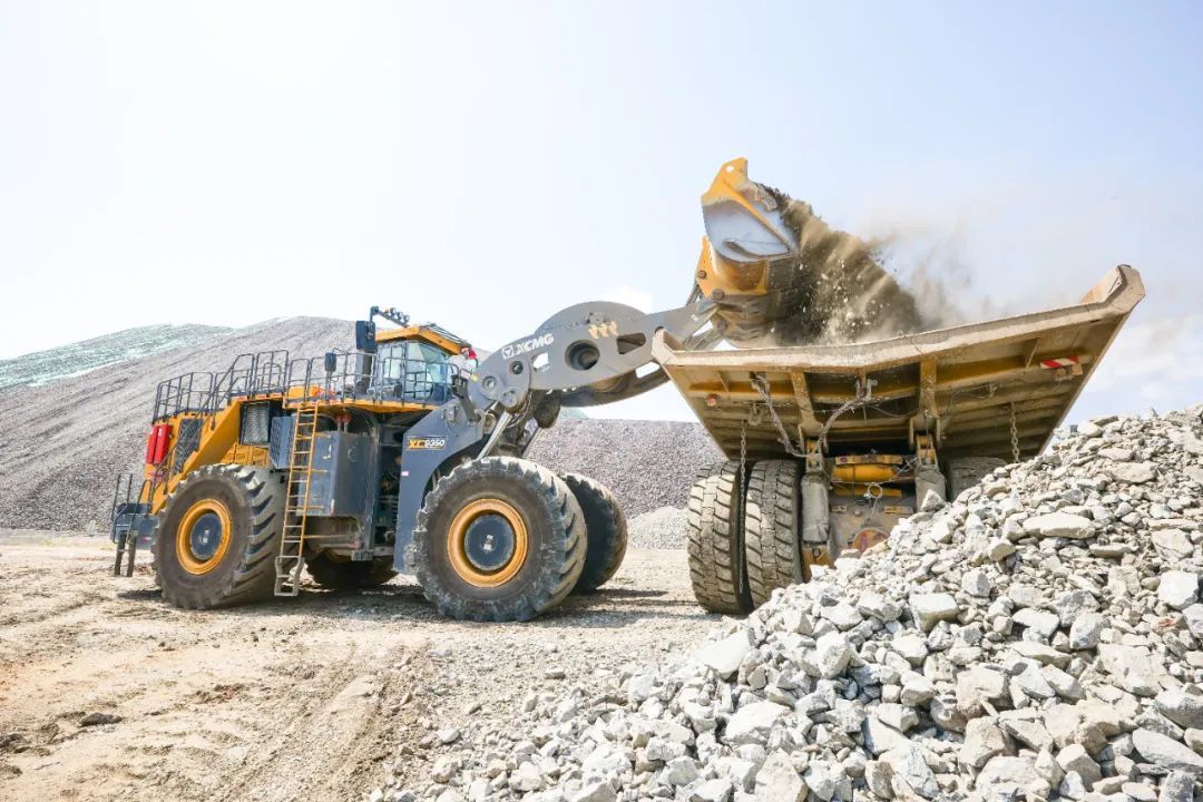 第10000台徐工xc9系列装载机下线交付