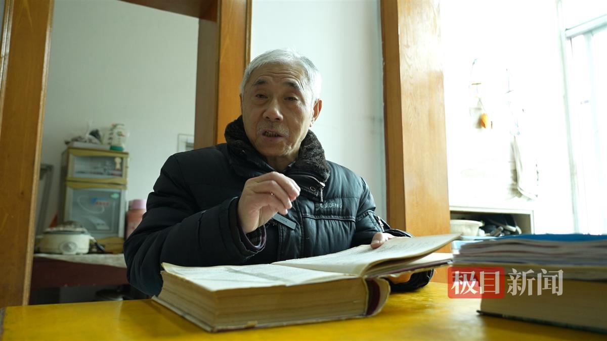 余发海向记者讲述他整理的资料