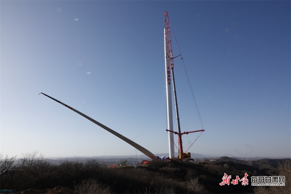 崇信县黄寨风电一期5万千瓦项目首台风机完成吊装.JPG