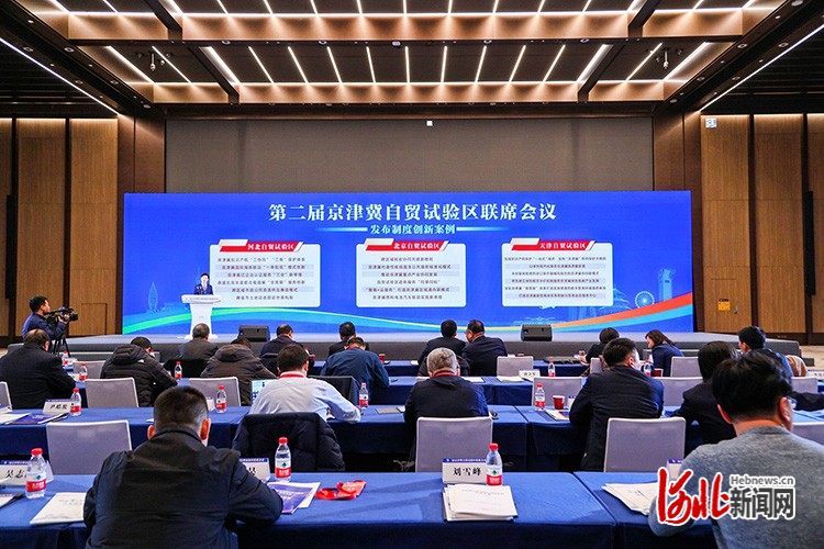 图为会上发布制度创新案例。