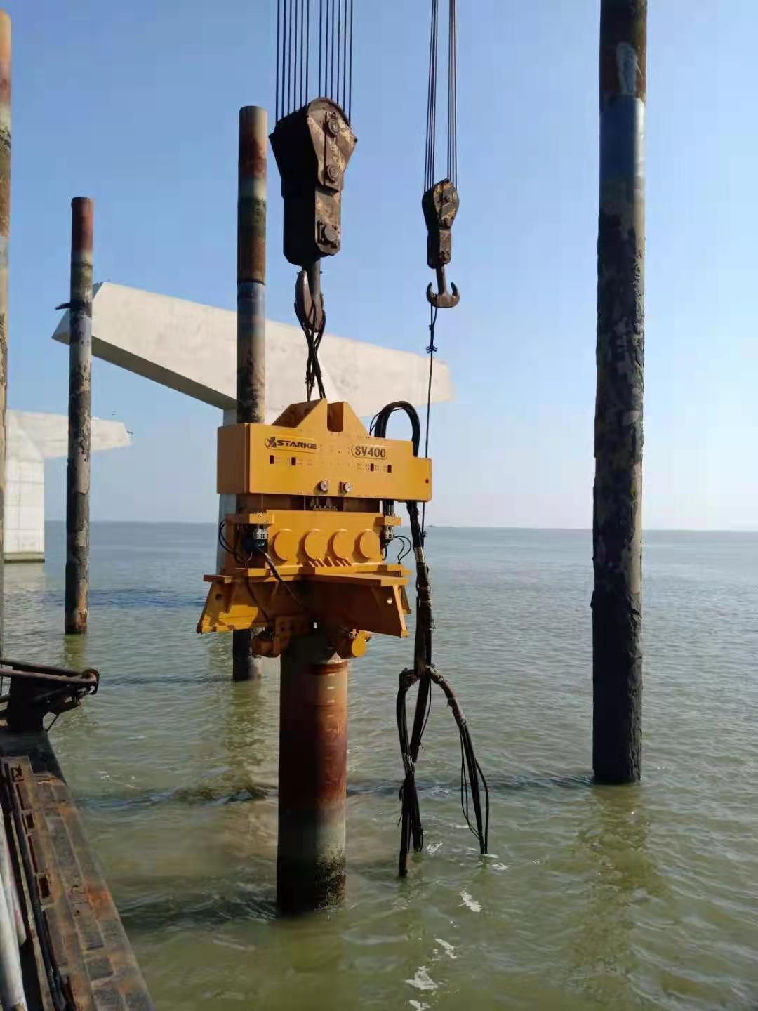 2022年在深中通道项目中拔桩施工