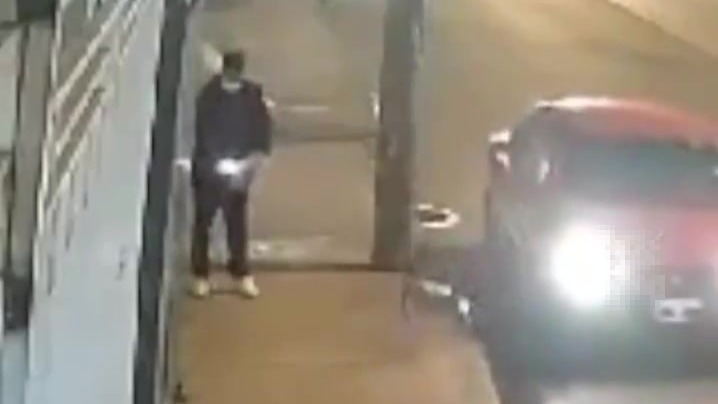 男子放炸药勒索商店，自己却被炸死，一声巨响后消失在烟雾中