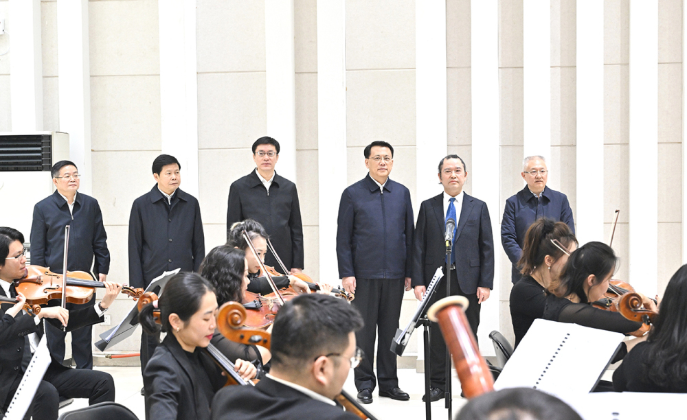 ▲12月29日上午，市委书记袁家军调研重庆市歌剧院（重庆交响乐团）。 苏思 摄