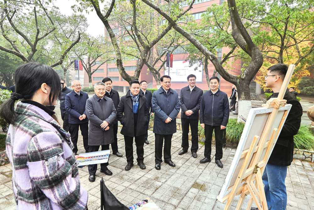 ▲12月29日上午，在四川美术学院，市委书记袁家军同正在进行写生创作的师生交流。 苏思 摄