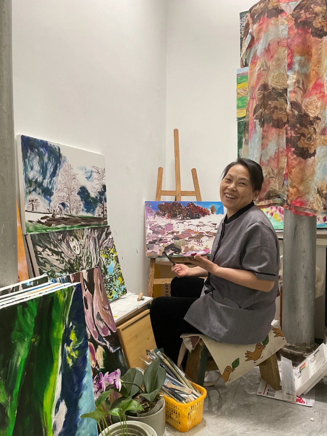 写字楼厕所隔间开辟的“画室”里,56岁的王柳云正在创作(图源:一条)