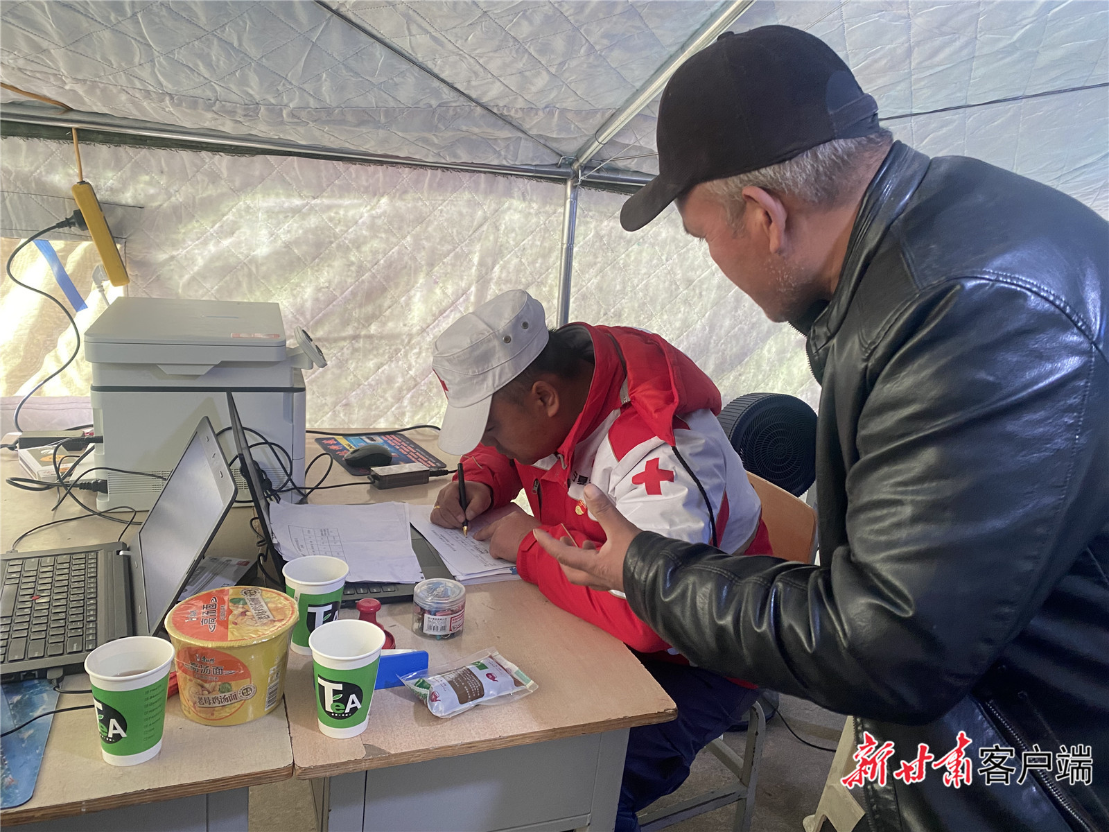 热合曼·阿布拉(右)在物资接收点办理手续