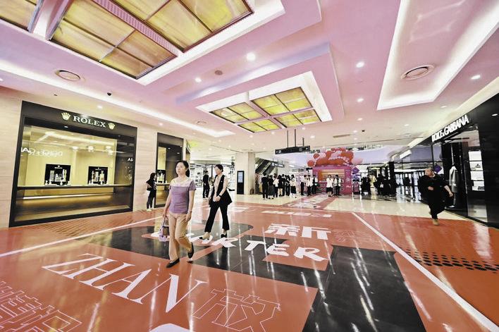 卓展购物中心长春店店庆，吸引众多消费者逛街“打卡”。