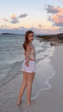 贝嫂把小贝的翘臀照po网上，全网围观：圣诞福利吗这是？！