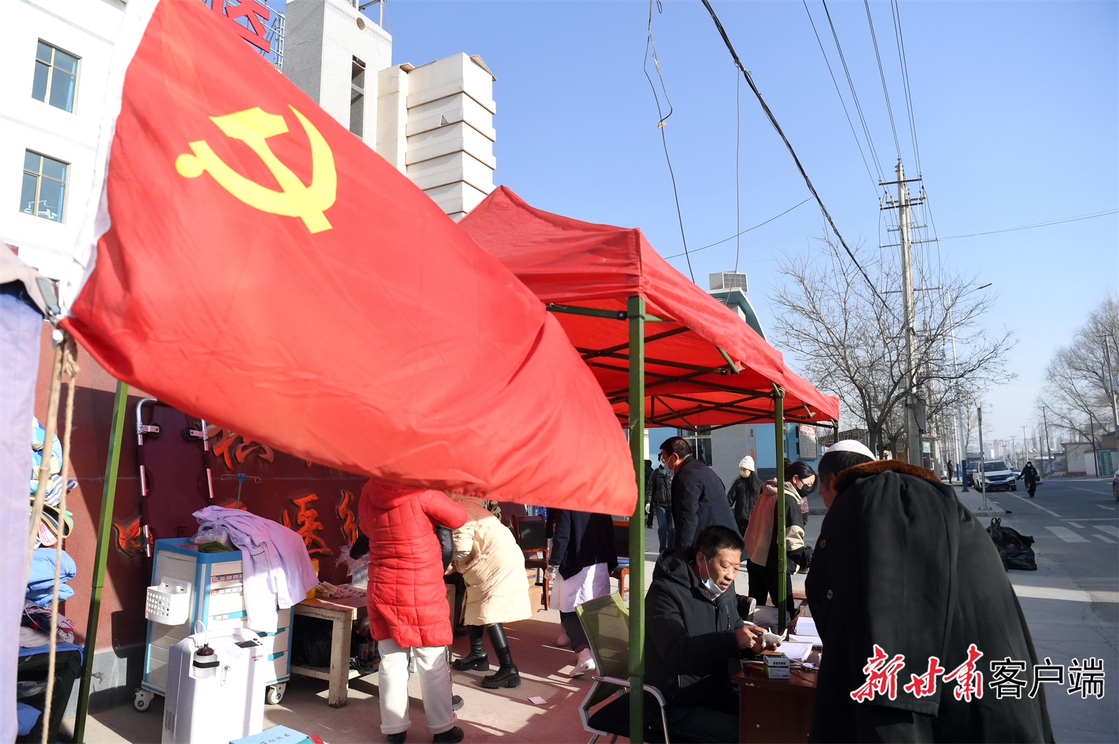 12月20日，积石山县中西医结合医院设立临时治疗区，为当地群众24小时提供医疗服务。新甘肃·甘肃日报记者　郁婕　田蹊　丁凯