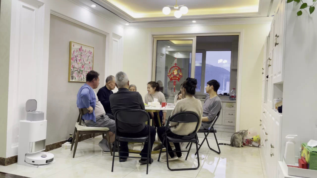 摄影师张博然春节期间在家中组织读书会(图源:GQ报道)