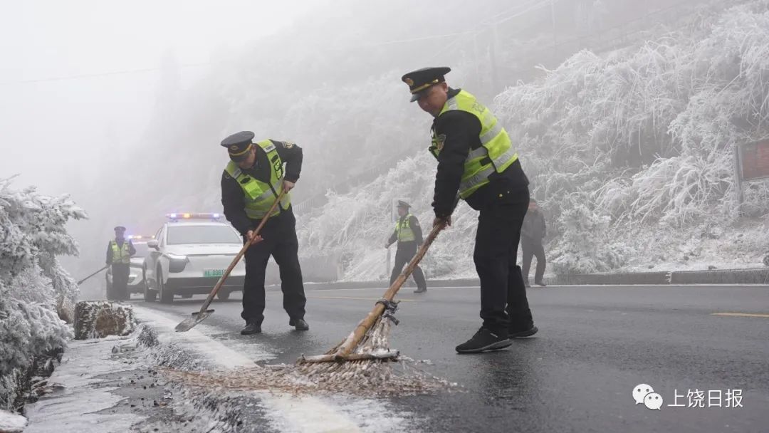 12月20日上午，武夷山镇分水关附近，铅山县交通运输局组织人员正在清除路面道路结冰以及路面倒伏的竹子，全力恢复积冰路段通行。朱晋 马亦龙 摄影报道