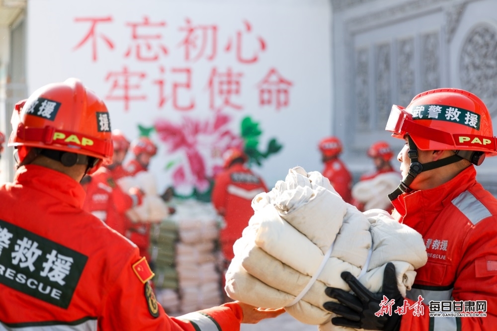 12月20日，武警甘肃总队官兵在积石山县刘集乡肖家村为灾民提供御寒物资。新甘肃·每日甘肃网通讯员　侯崇慧　赵锡强