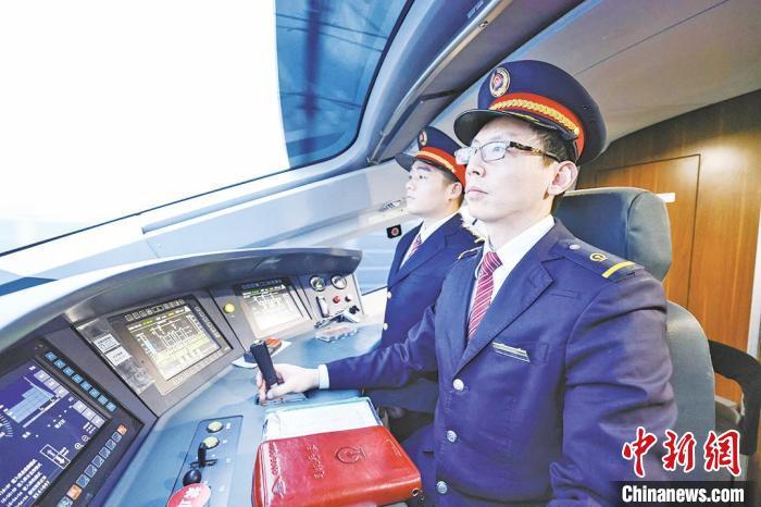 西安机务段高铁司机精准操纵银西高铁动车　曹欣　摄