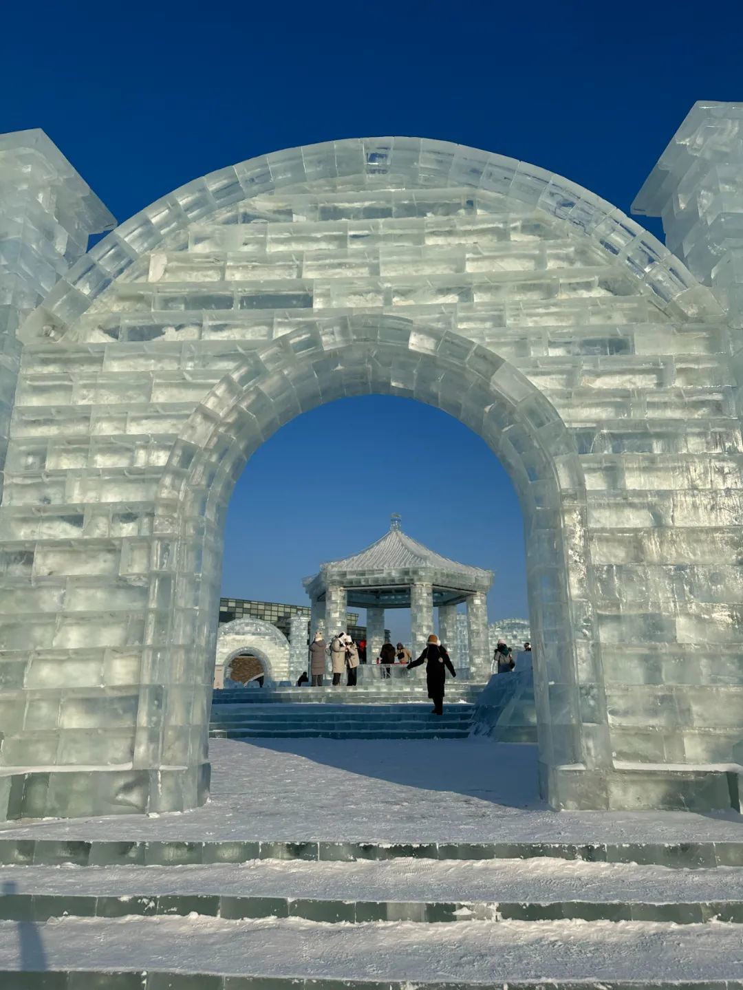 冰雪大世界开园当日，大部分项目因人数过多而大排长龙。（图/新周刊记者王一旦）