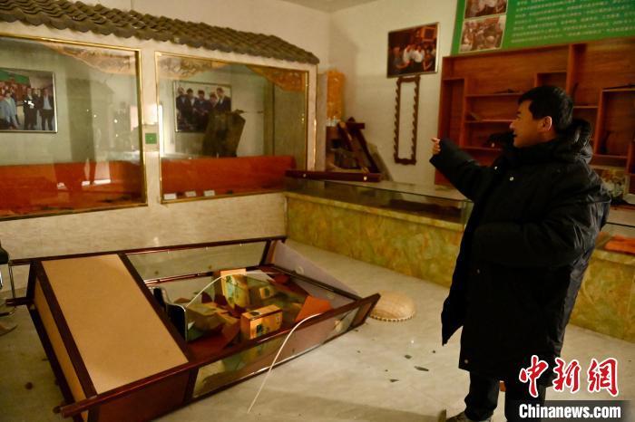 12月20日，甘肃临夏州积石山县地震重灾区大河家镇，保安腰刀锻制技艺国家级传承人马尕主麻，带记者查看传承工坊受灾情况。中新社记者　李亚龙　摄