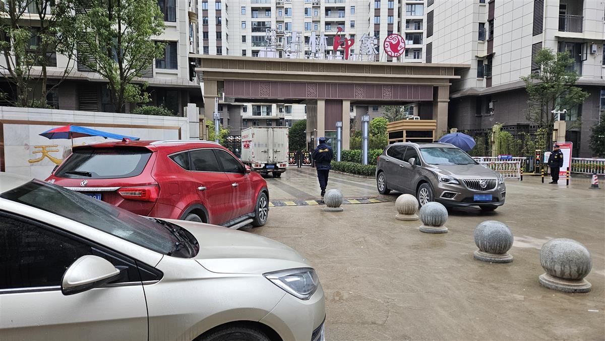 欣华&middot;语林印象小区门口有业主的车随意停放