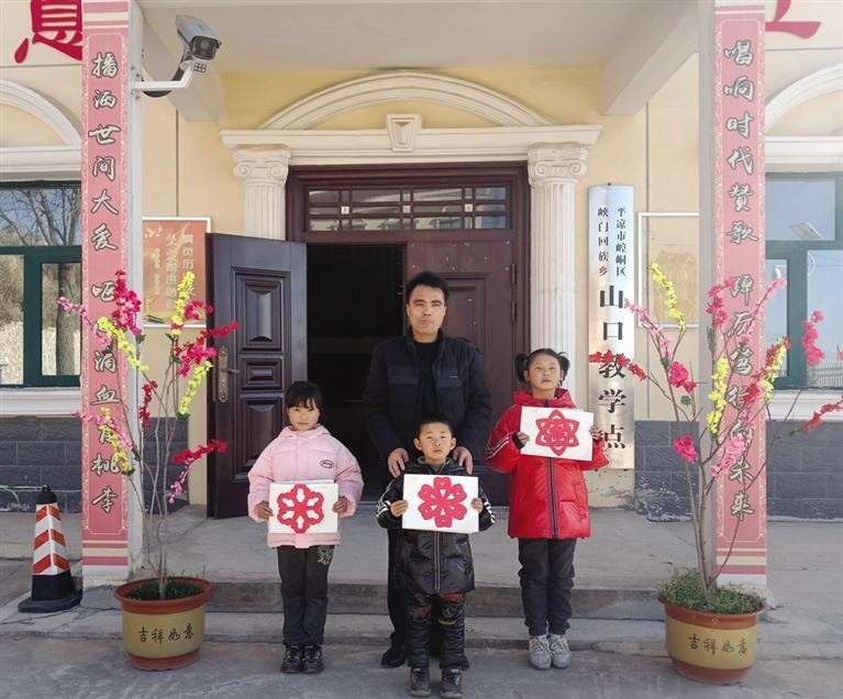 柳胜元和孩子们在一起　图片由受访者提供