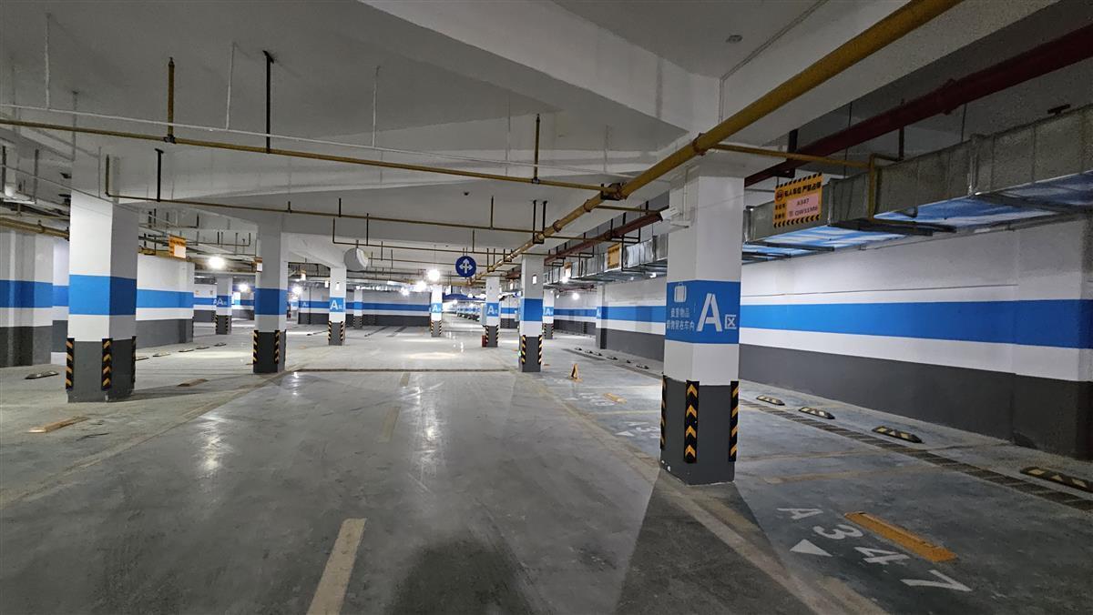 地下车库空荡荡
