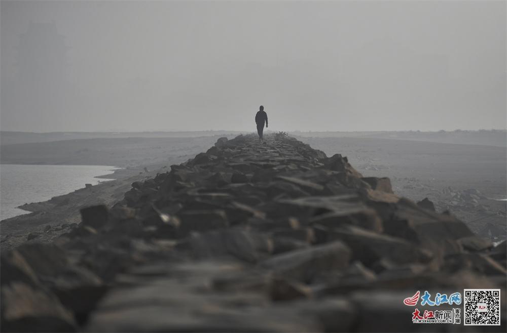 12月29日上午,镜头中赣江两岸的建筑物被雾霾笼罩。