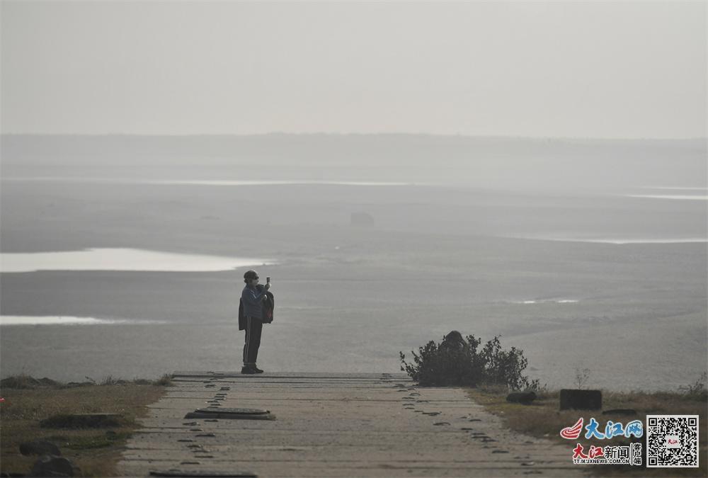 12月29日上午,镜头中赣江两岸的建筑物被雾霾笼罩。