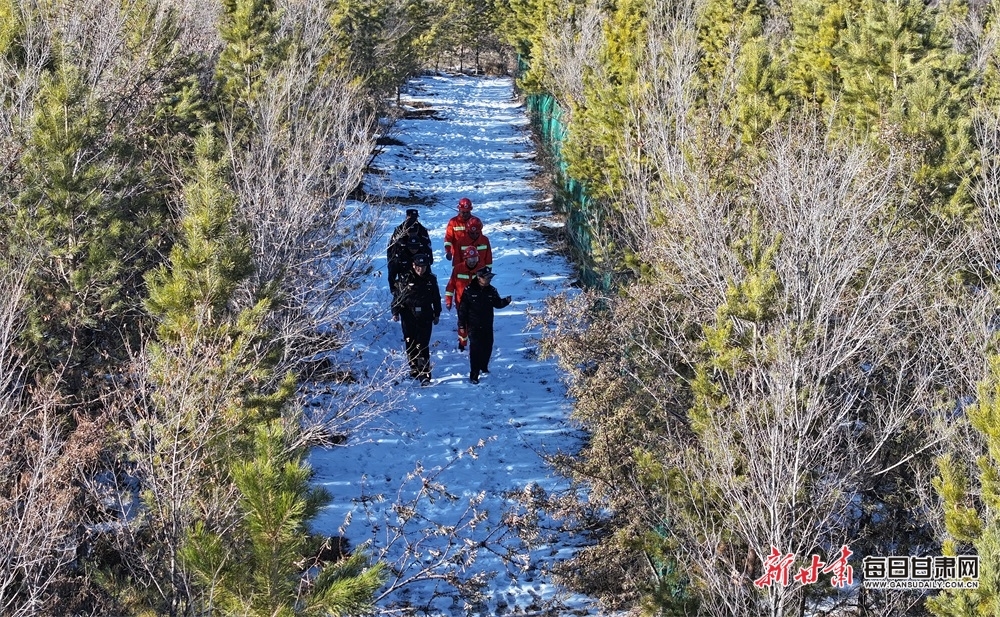 民乐县公安局森林警察大队民警联合各级消防救援力量深入西山林区开展森林防火巡查工作　新甘肃·每日甘肃网通讯员　王晓泾　苏久永