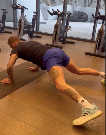 贝嫂把小贝的翘臀照po网上，全网围观：圣诞福利吗这是？！