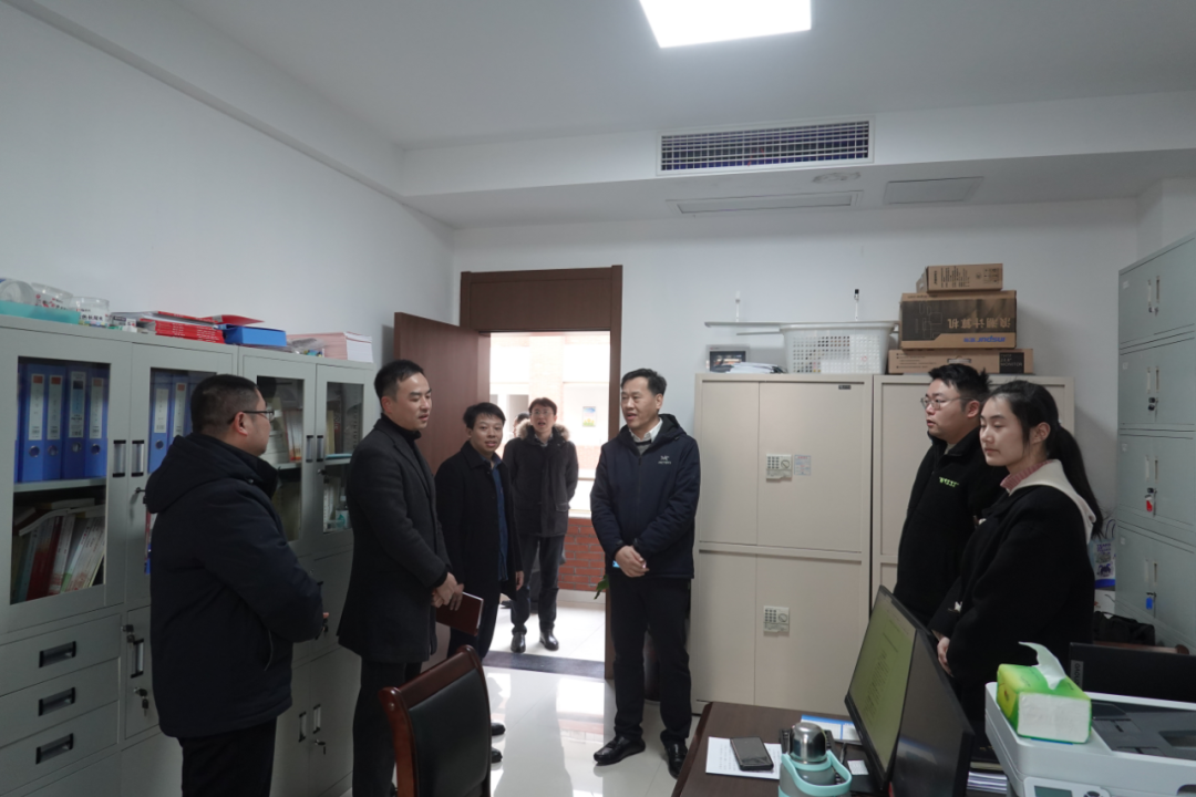 张龙到部机关亲切看望干部职工。(高艺 摄)