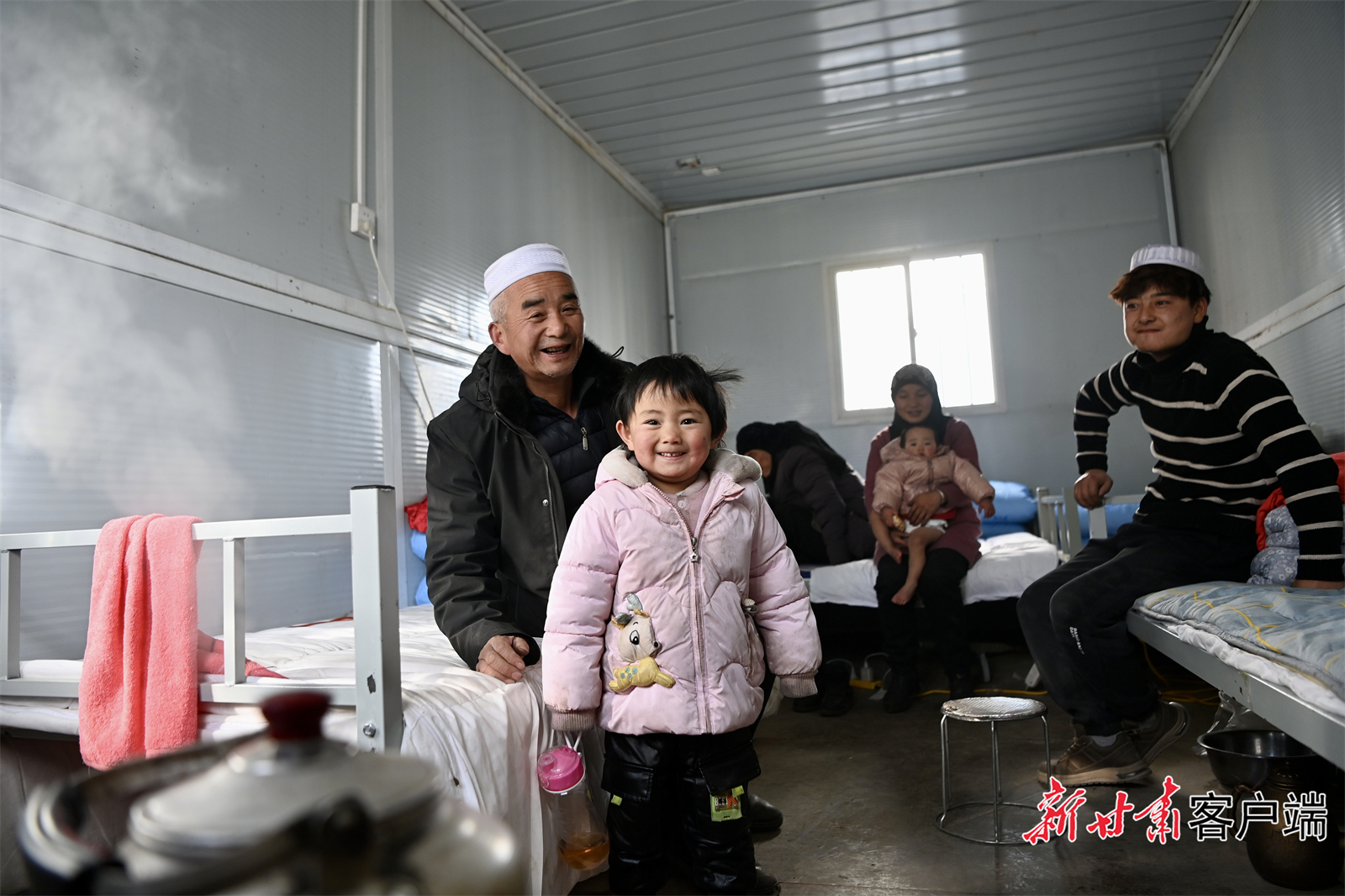 12月21日，积石山县大河家镇梅坡村受灾群众陆续入住活动板房，板房内暖意融融。新甘肃·甘肃日报记者　丁凯