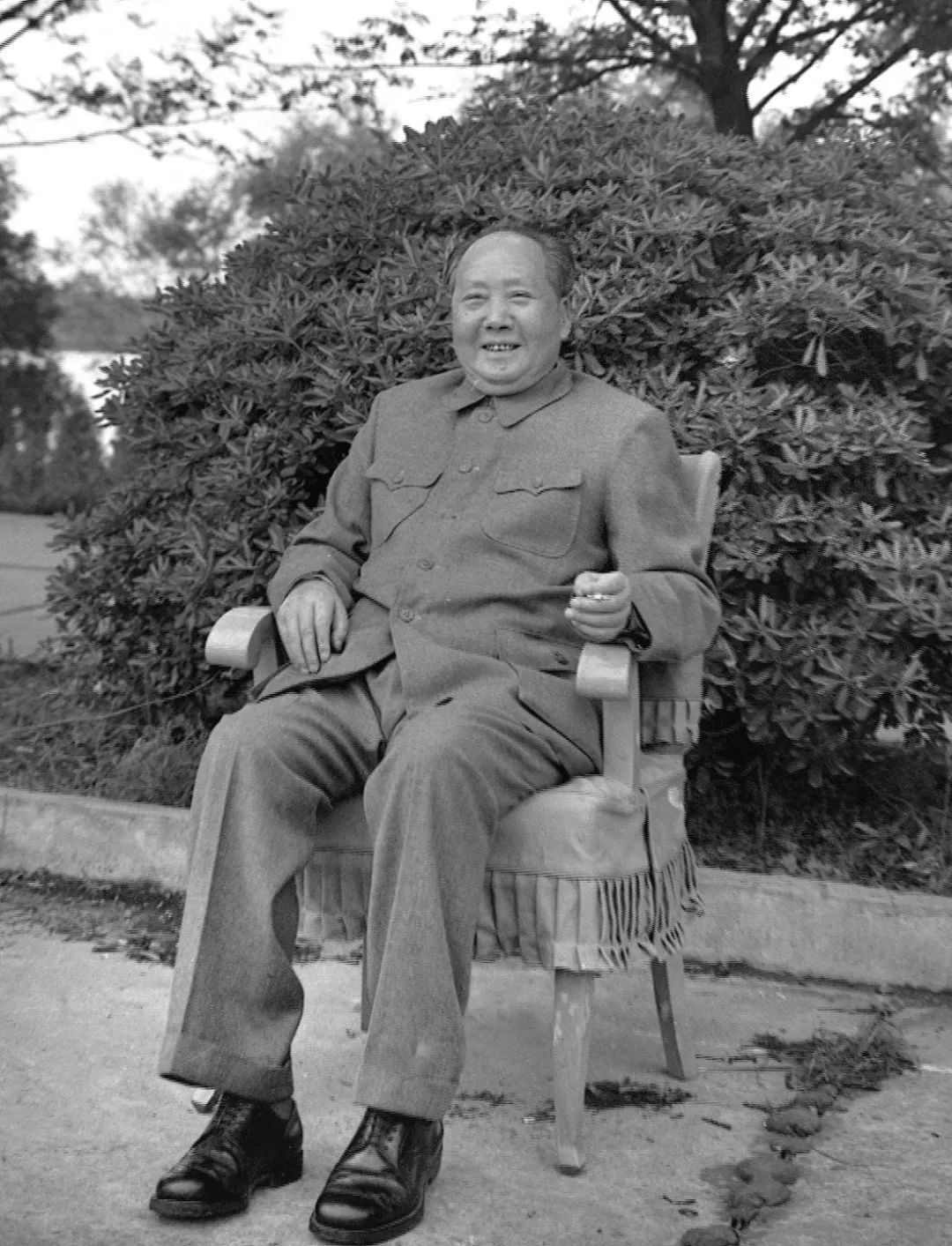 1965年5月22日，毛泽东邪在井冈山。