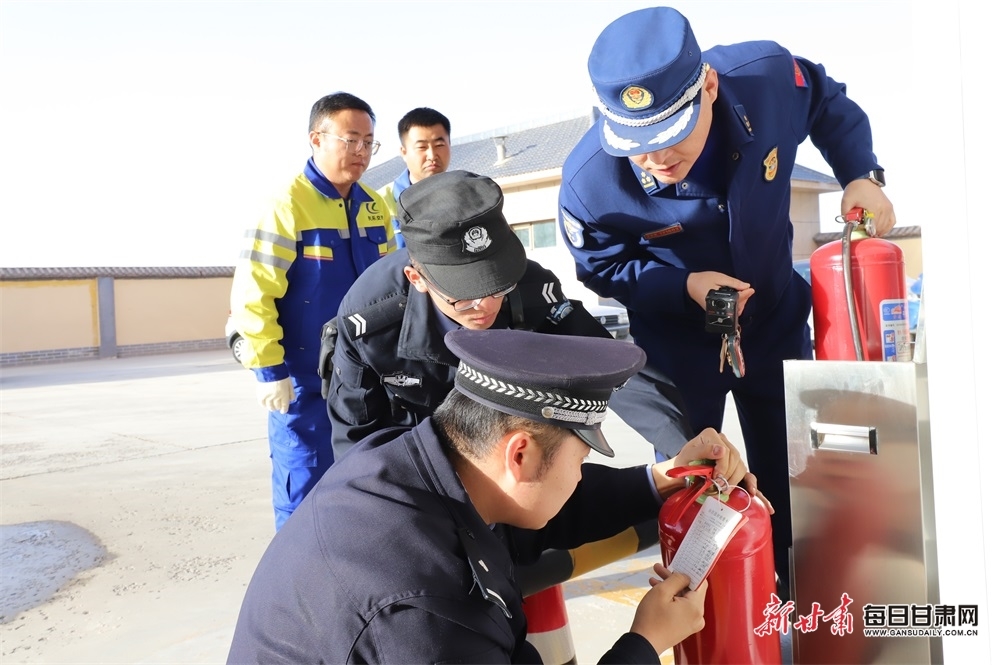 民乐县公安局联合民乐县消防救援大队走进辖区学校、商铺、加油站等场所开展消防安全大检查　新甘肃•每日甘肃网通讯员　王晓泾　王国栋