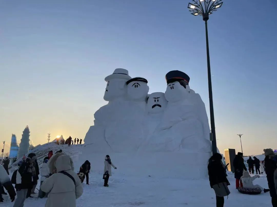 冰雪大世界“退票事件”，最主要的是預(yù)約問(wèn)題，景區(qū)的運(yùn)營(yíng)缺乏成熟的執(zhí)行方案。