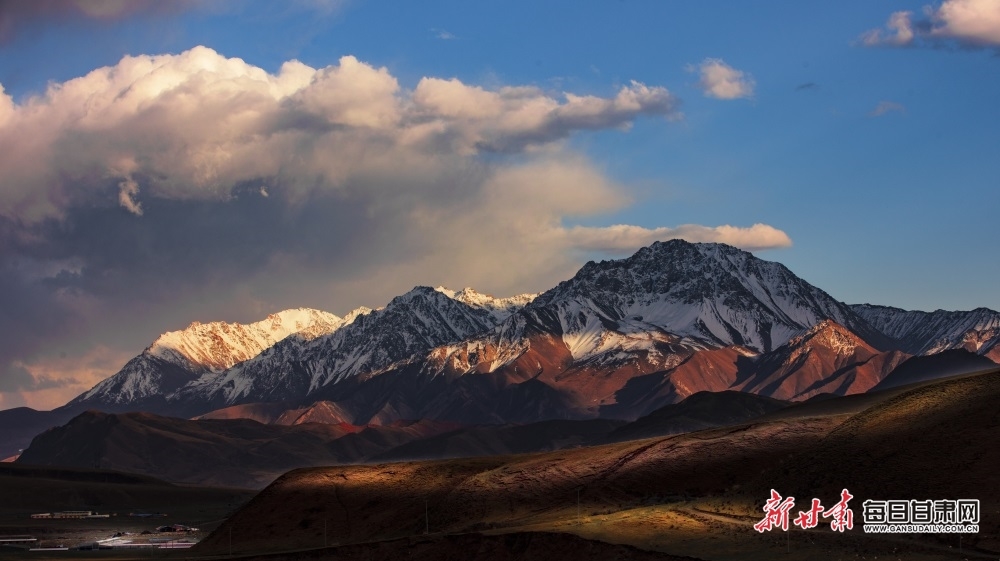 走进雪后的张掖市祁连山国家公园，巨大的雪峰与天际相接，云雪相映。新甘肃·每日甘肃网通讯员　杨帆