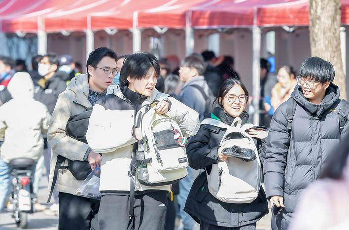 考生走出湖北大学考点