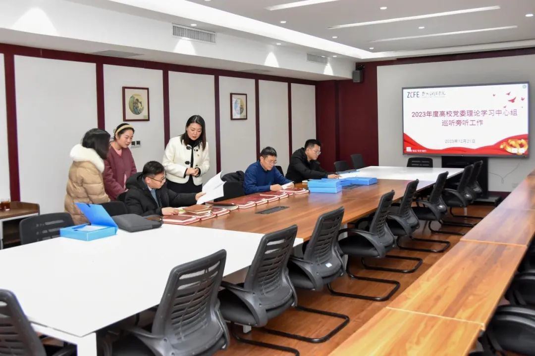 查阅档案资料现场