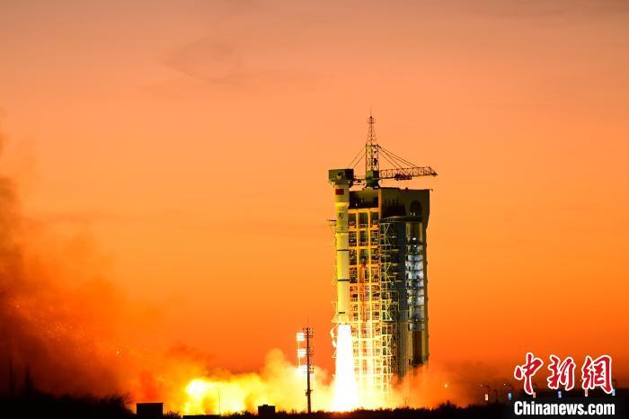 12月30日，长征二号丙火箭携手远征一号S上面级在中国酒泉卫星发射中心点火起飞，成功将卫星互联网技术试验卫星送入预定轨道。　汪江波 摄
