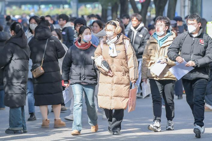 12月23日，为期3天的2024年全国硕士研究生招生考试拉开帷幕。图为湖北大学考点，考生结束上午第一门考试后从容离场。 楚天都市报极目新闻记者黄士峰摄