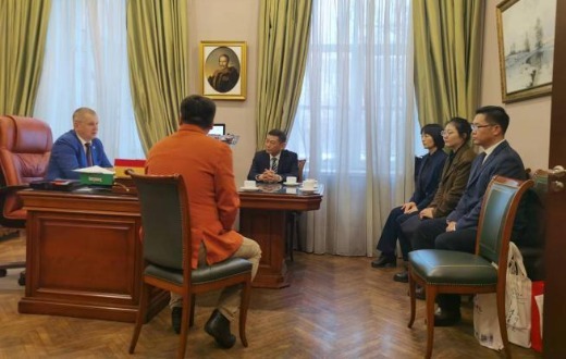 在俄罗斯国立工艺美术大学进行座谈交流(国际交流与教育学院供图)