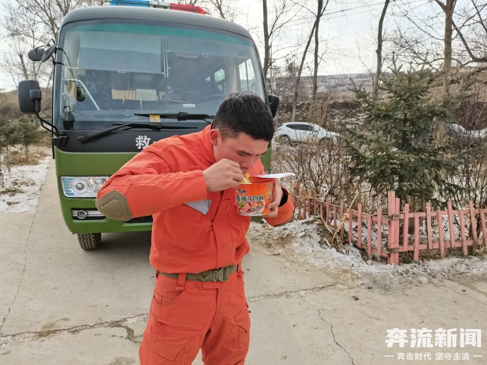 经历酷暑再战严寒 重庆山火英雄消防员奋战(28407950)-20231223201718_副本.jpg