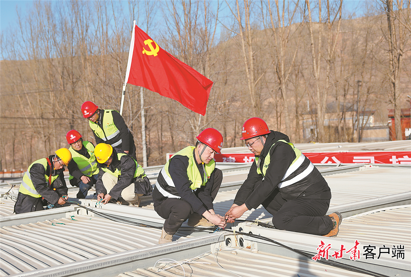 12月24日，甘肃建投六建公司抗震救灾党员突击队在积石山县刘集乡陶家村板房安置点安装电缆，保障群众过冬用电。新甘肃·甘肃日报记者　田蹊　冯乐凯