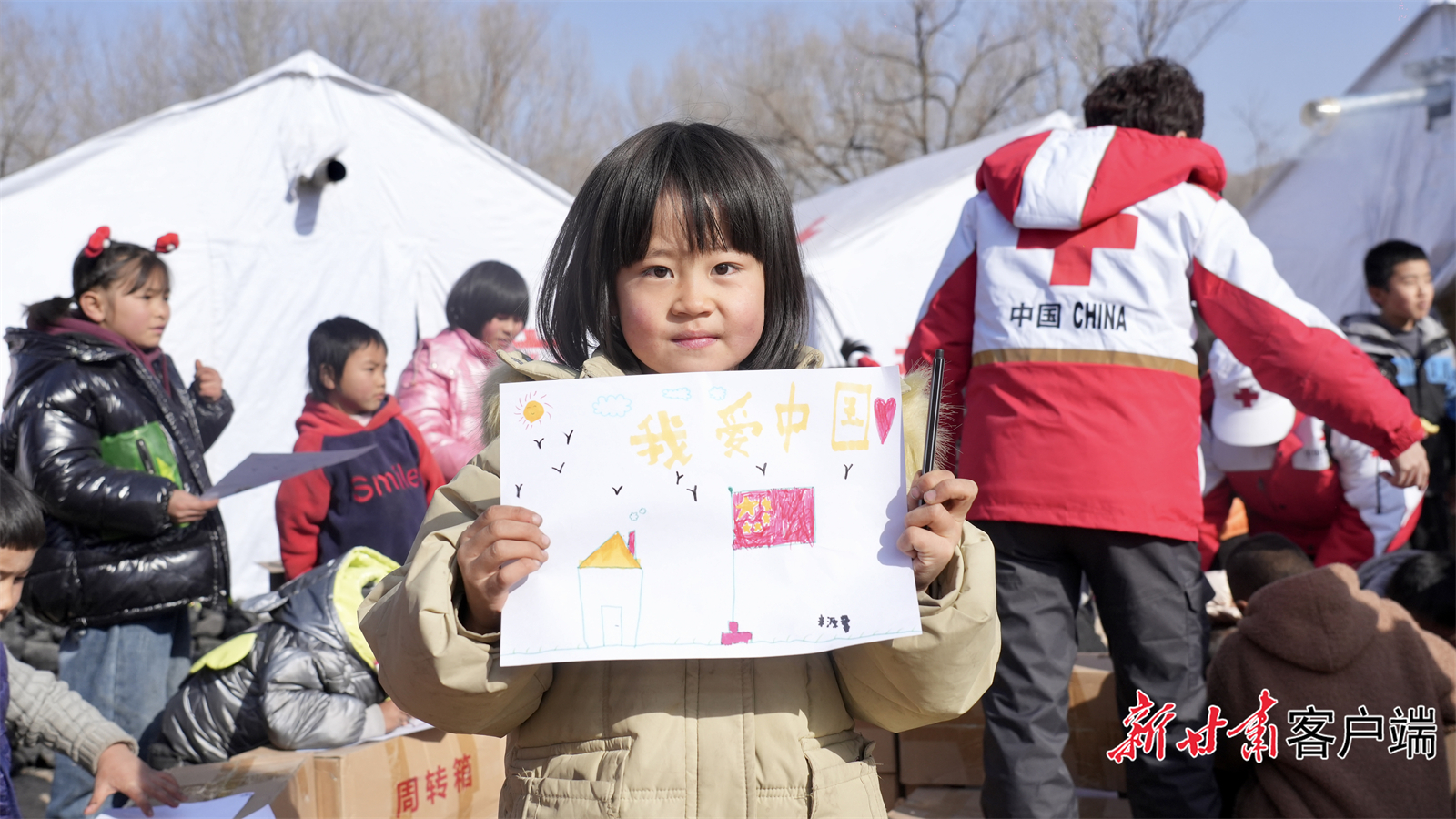 12月21日，甘肃省红十字心理援助服务队一行抵达大河家镇克新民村安置点，为受灾群众开展灾后心理咨询和心理疏导。新甘肃·甘肃日报通讯员　张浩天