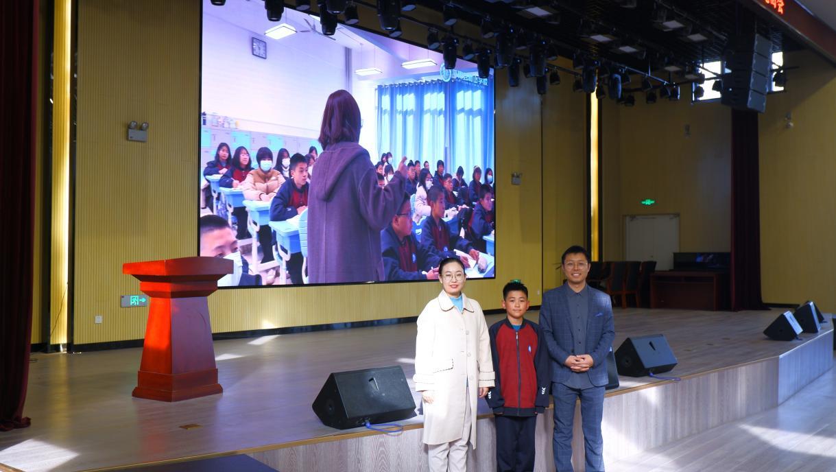 和山学校学生与海亮云校李和越(右一)、齐婧澐老师(左一)合影