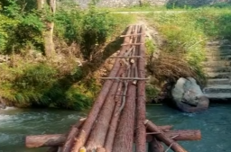 赣州祁禄山镇横龙村村民过河只有简易木桥 雨季出行易摔倒