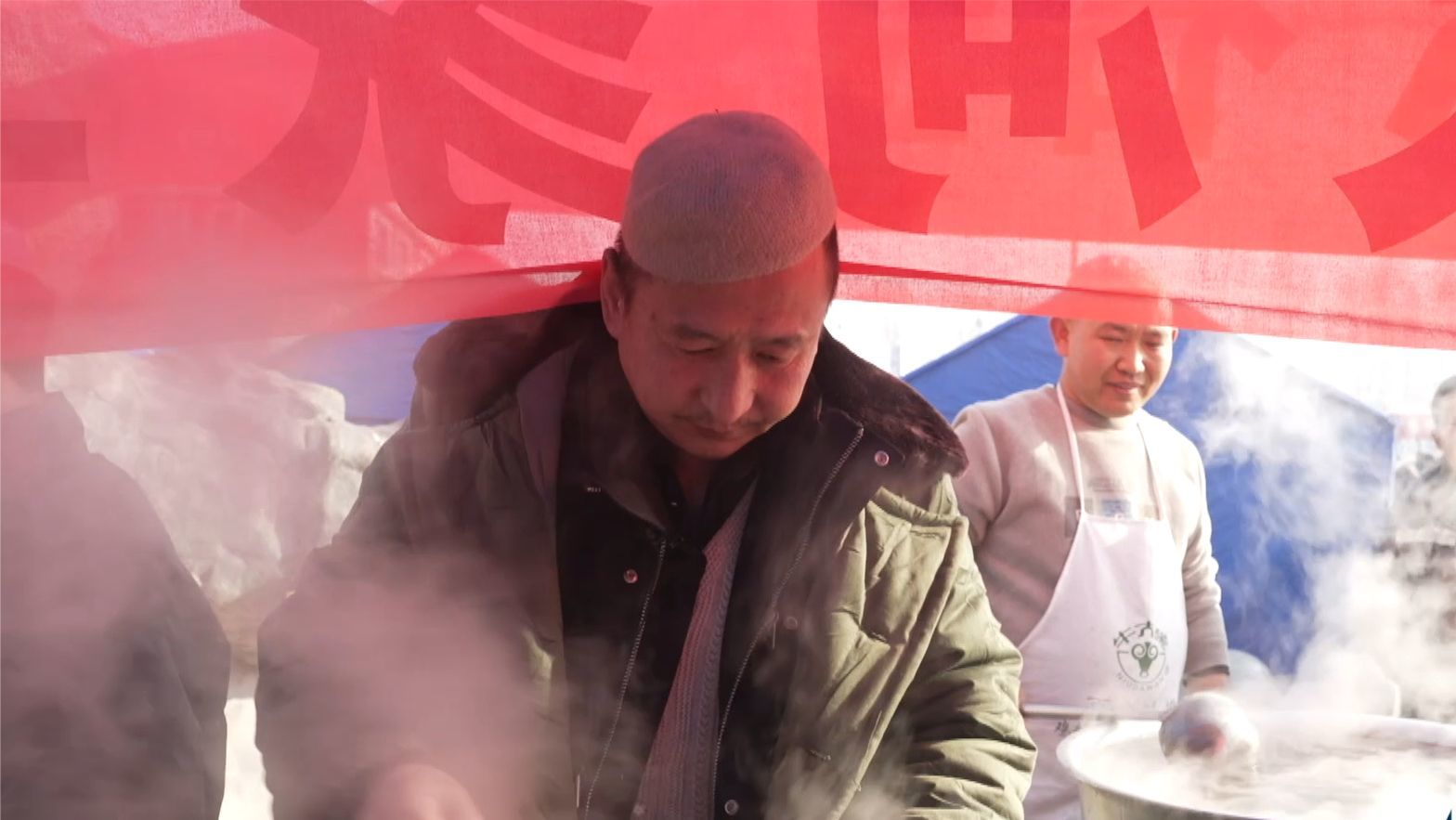 爱心面馆一天送出约2万份牛肉面，老板：只要活着，这都是小事情