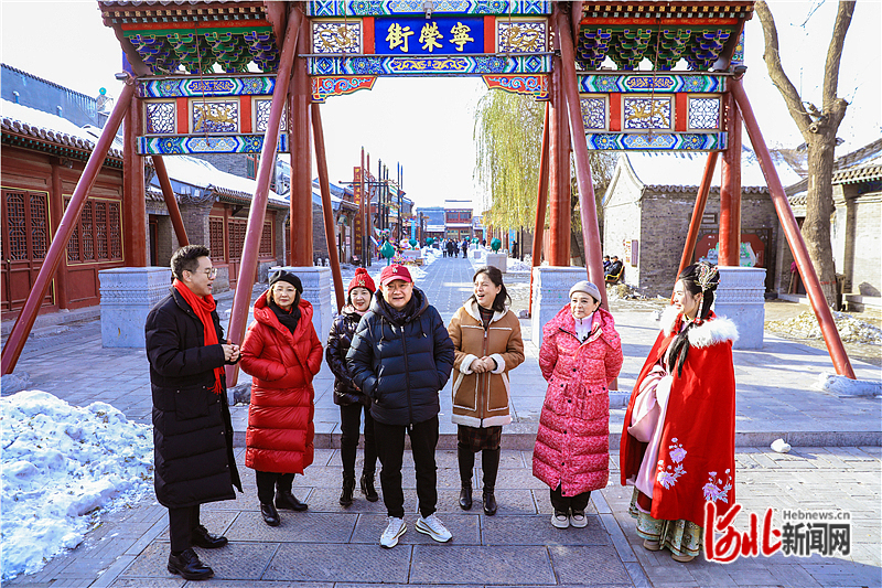 12月22日,石家庄市正定县荣国府景区,欧阳奋强(中)等1987版《红楼梦》演员参加正定红楼梦文化周巡游活动。 河北日报通讯员邵志摄